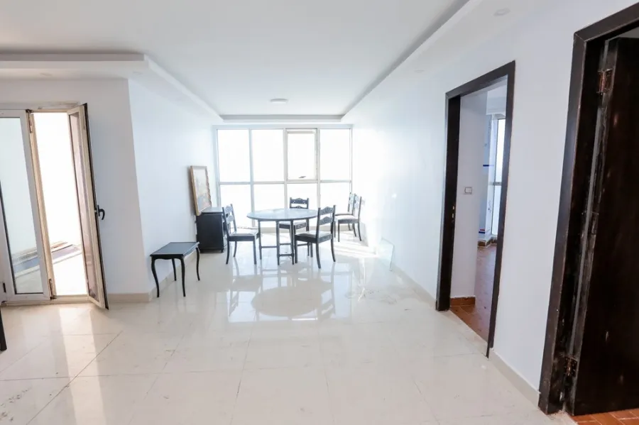 شقة للبيع 130م كامب شيزار- على البحر مباشرة