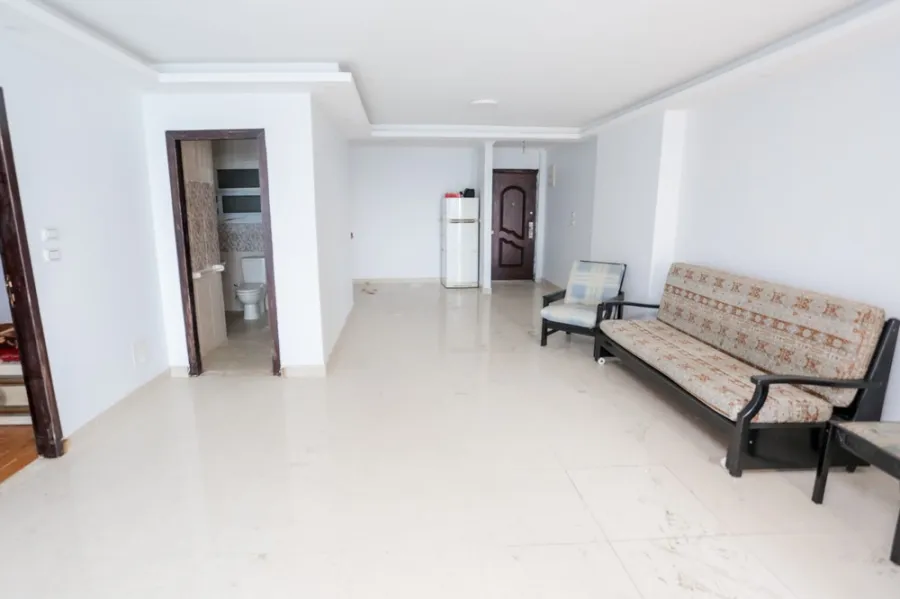 شقة للبيع 130م كامب شيزار- على البحر مباشرة