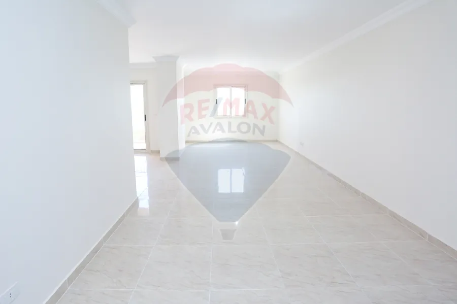 شقة للإيجار  إدارى أو سكنى 205 م سموحه ( ش العشرين الرئيسى ابراج جرين تاورز )