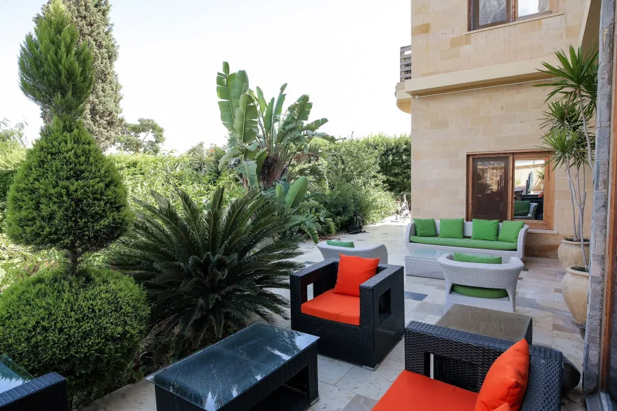 فيلا مستقلة للبيع 1100م  كينج مريوط (أعلي ربوه في البحيرة - خطوات من هيلتون كينج رانش والأستاد)