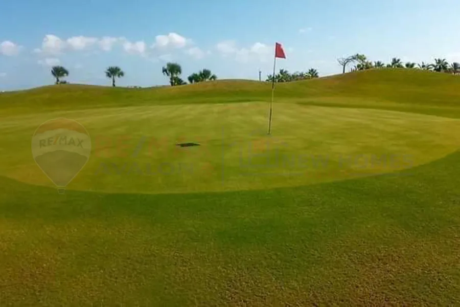 فيلا للبيع 570 م أرض + 300 م مبانى كومباوند هاسيندا باى (الساحل الشمالى)