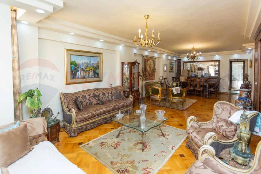 شقة للبيع 210 م سابا باشا (خطوات م شارع ابو قير)