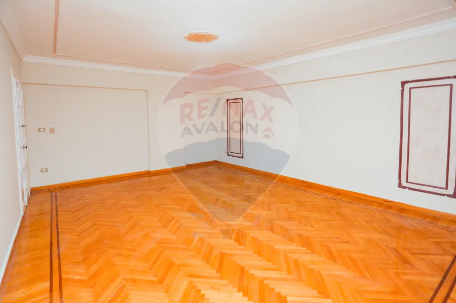 شقة للبيع 500 م  زيزينيا ( 3 نمرة من البحر - خطوات من قصر المجوهرات)