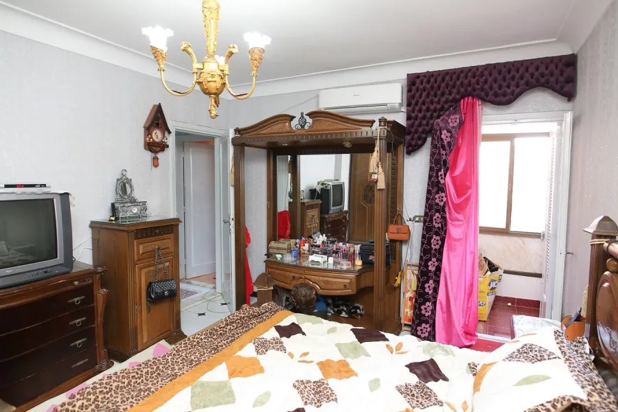 Apartment For Sale 190m Gleem (El-Ezaa St.- Steps From Abou Keir St.)