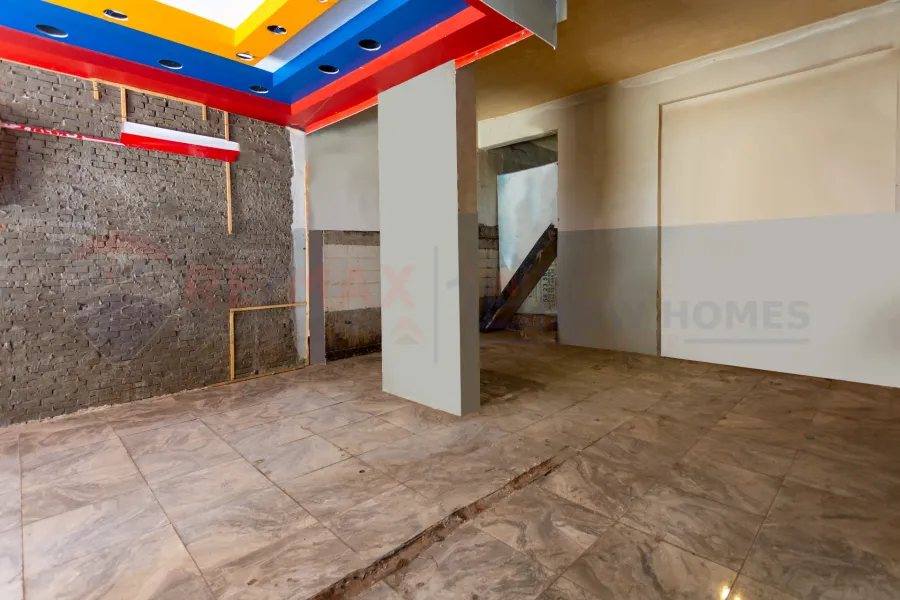 Corner shop for rent 121 m Janaklis (directly on the tram)