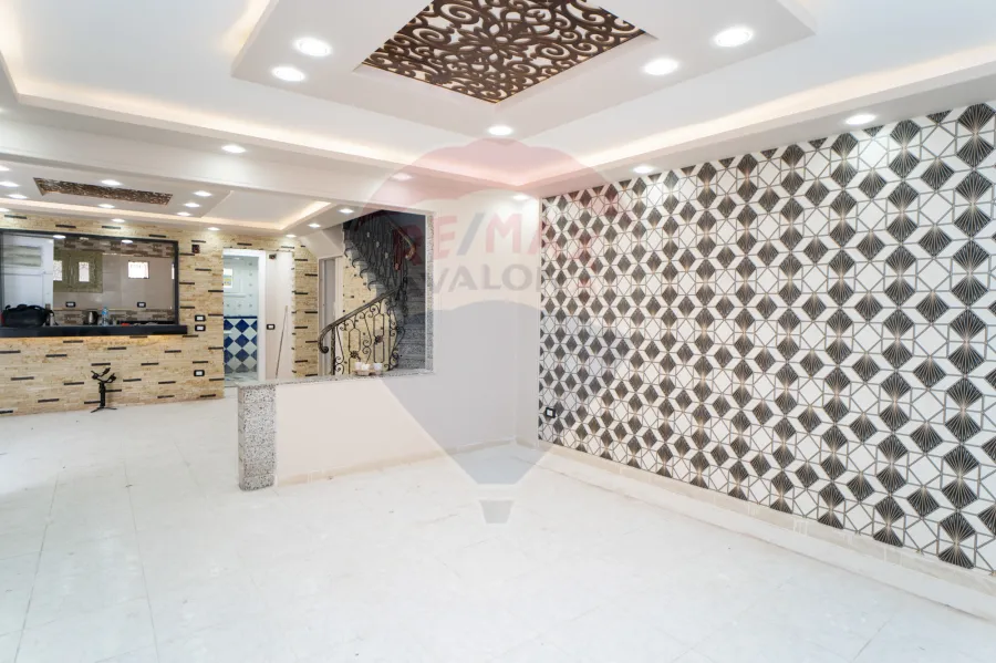 فيلا للبيع  250 م  المعمورة الشاطئ (علي البحر مباشرة)