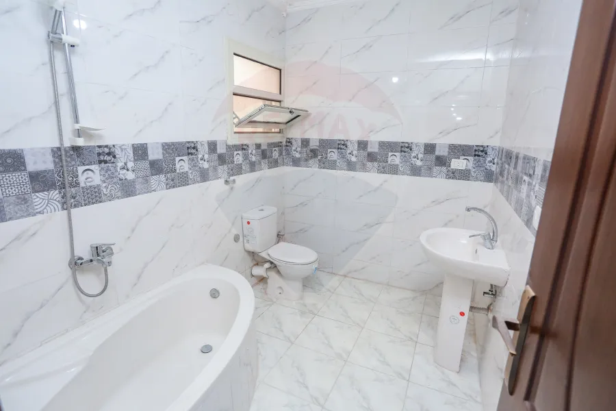 شقة للايجار 195 م رشدي (علي الترام مباشرة)