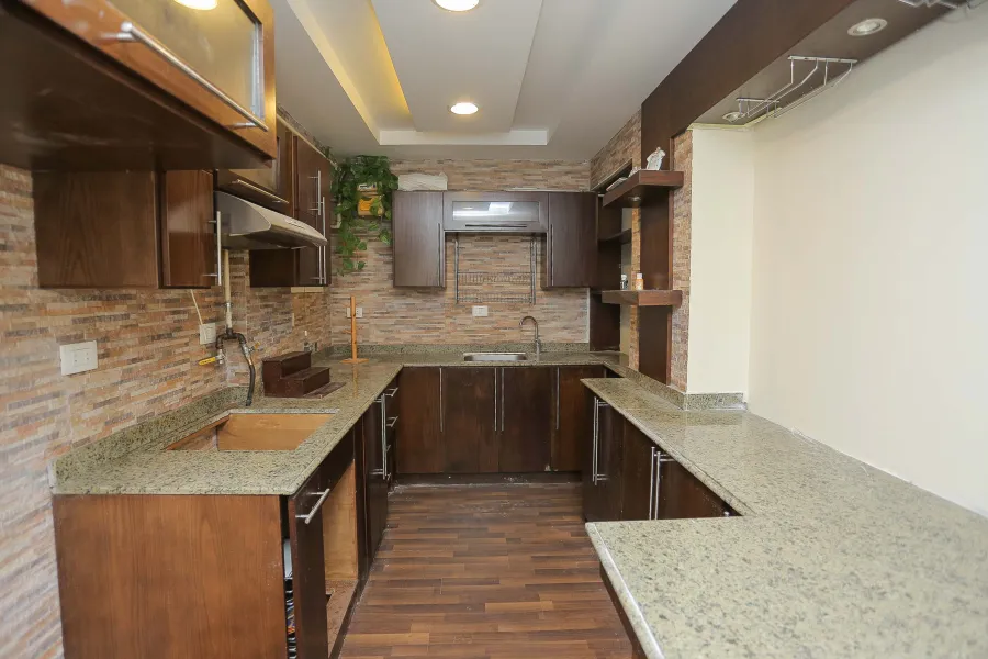 شقة للبيع 135 م السرايا (خطوات من البحر)