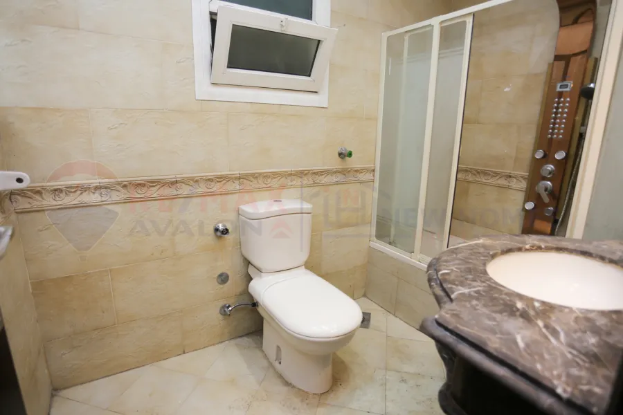 شقة للبيع 200 م زيزينيا (علي الترام مباشرة - برج براند)