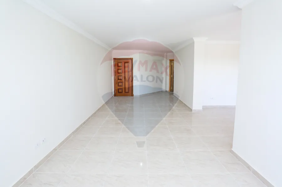 شقة للإيجار  إدارى أو سكنى 205 م سموحه ( ش العشرين الرئيسى ابراج جرين تاورز )