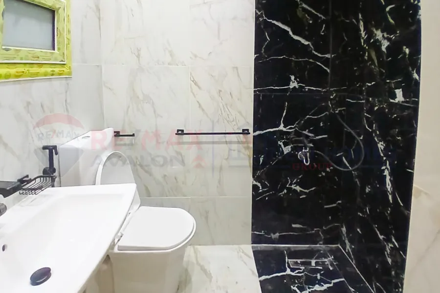 شقة للبيع 145 م ستانلي (علي البحر مباشرة)