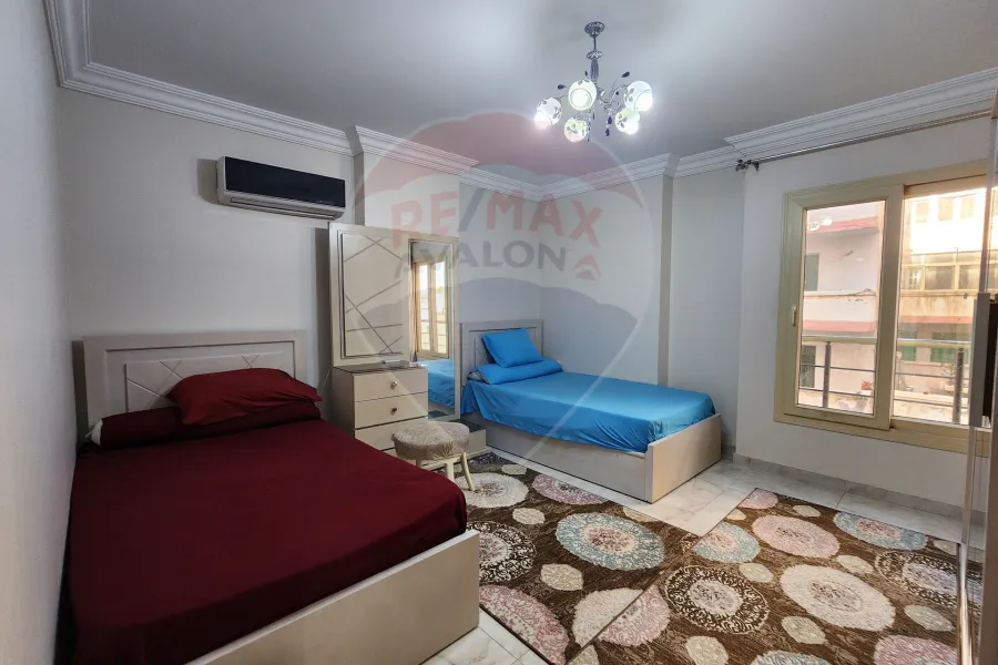 شقة للايجار المفروش 130 م الشاطبي (ش بورسعيد - خطوات من البحر)