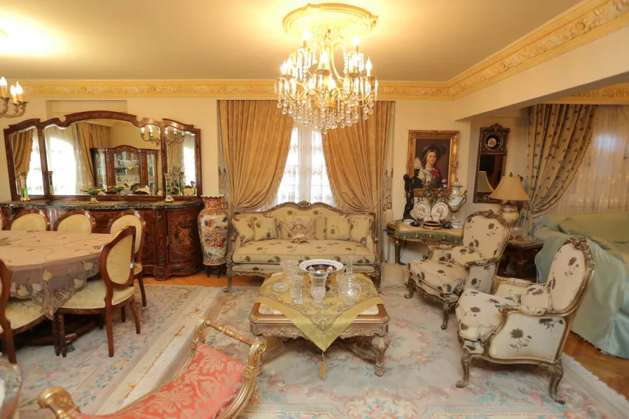 شقة للبيع 277م جليم على الترام مباشرة (ترى البحر)