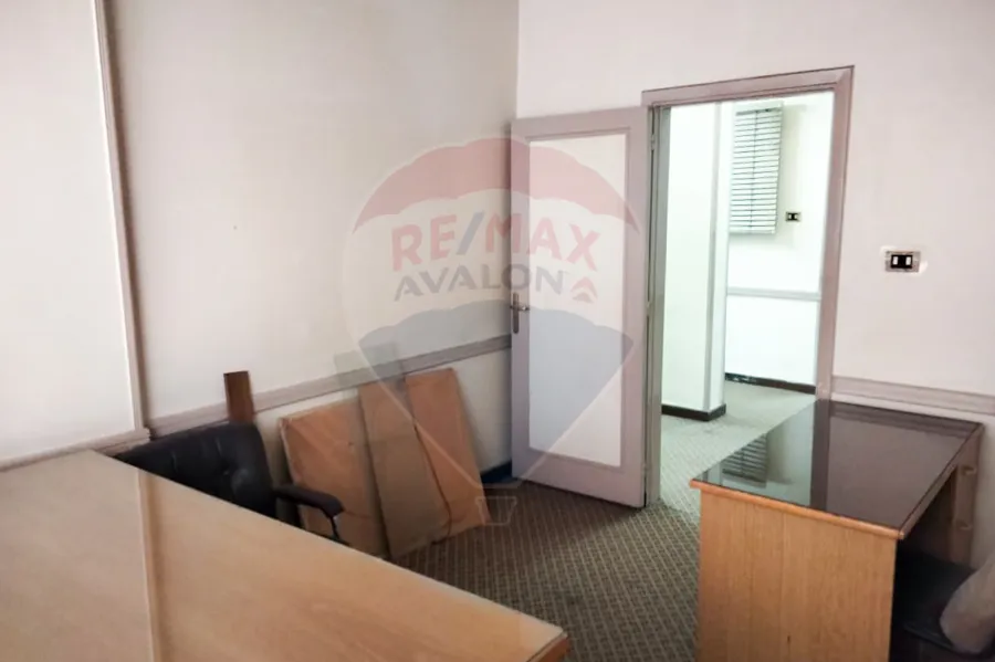 مكتب للايجار 125 م محطة الرمل (تاني نمرة من شارع صفيه زغلول - الباب رقم ڤ5)