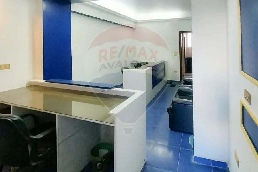 مكتب إداري للبيع 50 م محطة الرمل (شارع كنيسة الأقباط)