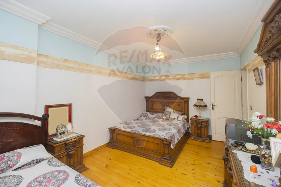 شقة للبيع 185 م جليم (ش محمود الديب - خطوات من البحر)