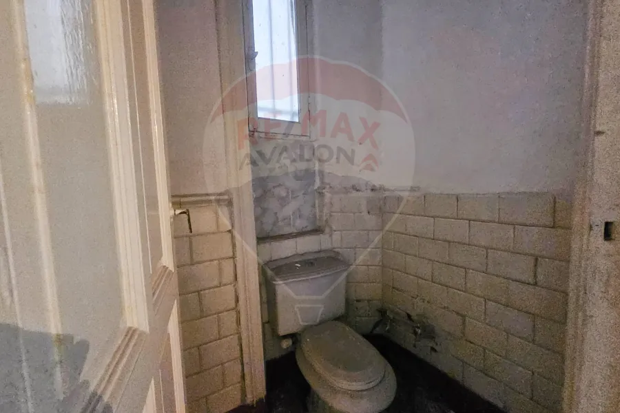 شقة اداري للايجار 200 م الازاريطة (علي الترام مباشرة)