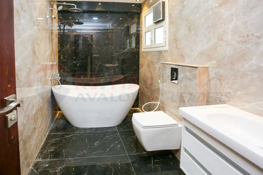 شقة للبيع 275 م لوران (ش شعراوي)