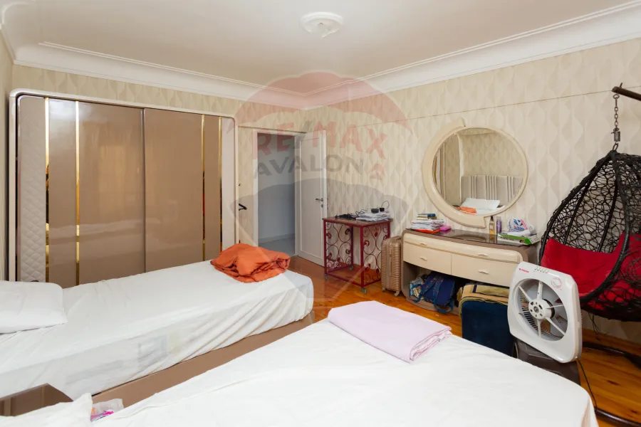 شقة للبيع 185 م رشدي (بين الترام و البحر)