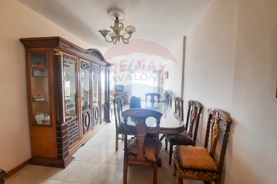 شقة للايجار 105 م رشدي (علي الترام مباشرة - خطوات من ش سوريا)