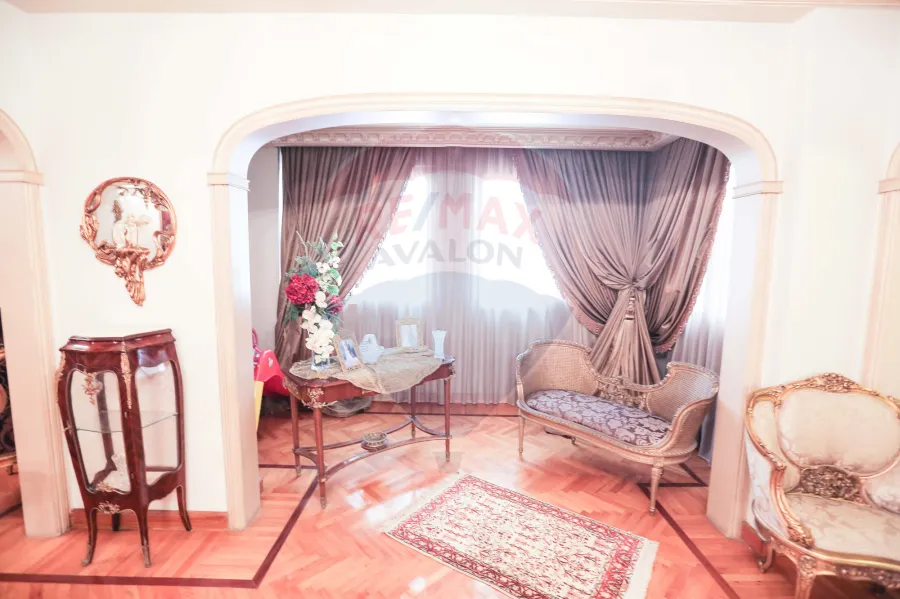 شقة للبيع 270 م السرايا (  خطوات من البحر وفندق المحروسة )