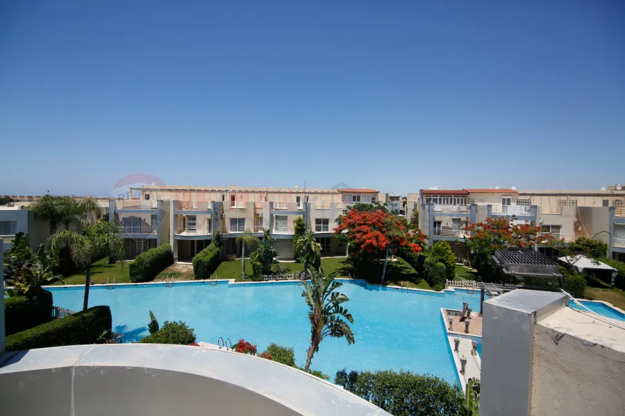 فيلا للبيع 420 م الساحل الشمالى (كومباوند سيدرا)  - صف أول على حمام السباحة