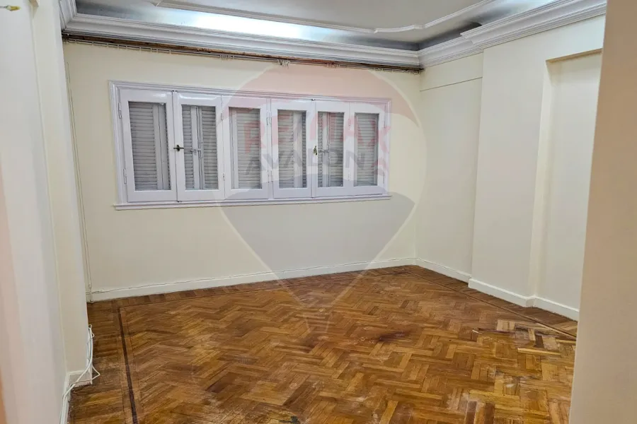 شقه للإيجار 140 م مصطفي كامل (علي الترام مباشرة)