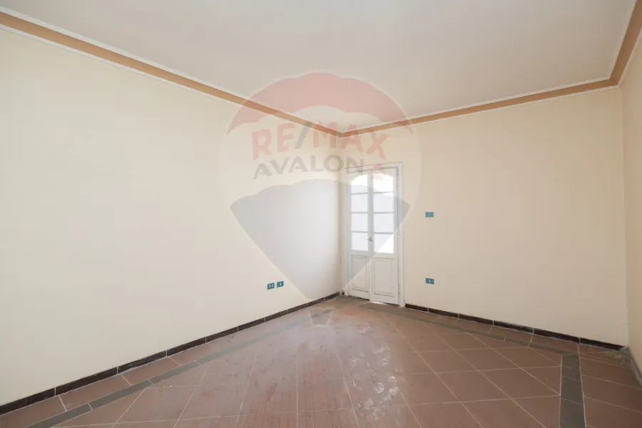 شقة للبيع 240 م لوران (ش ابو قير مباشرة)