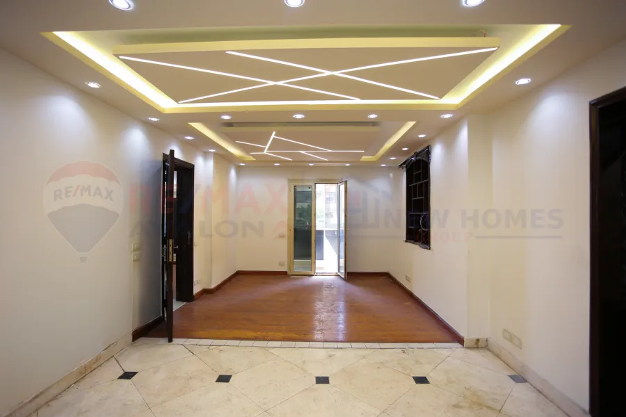 شقة للبيع 200 م زيزينيا (علي الترام مباشرة - برج براند)