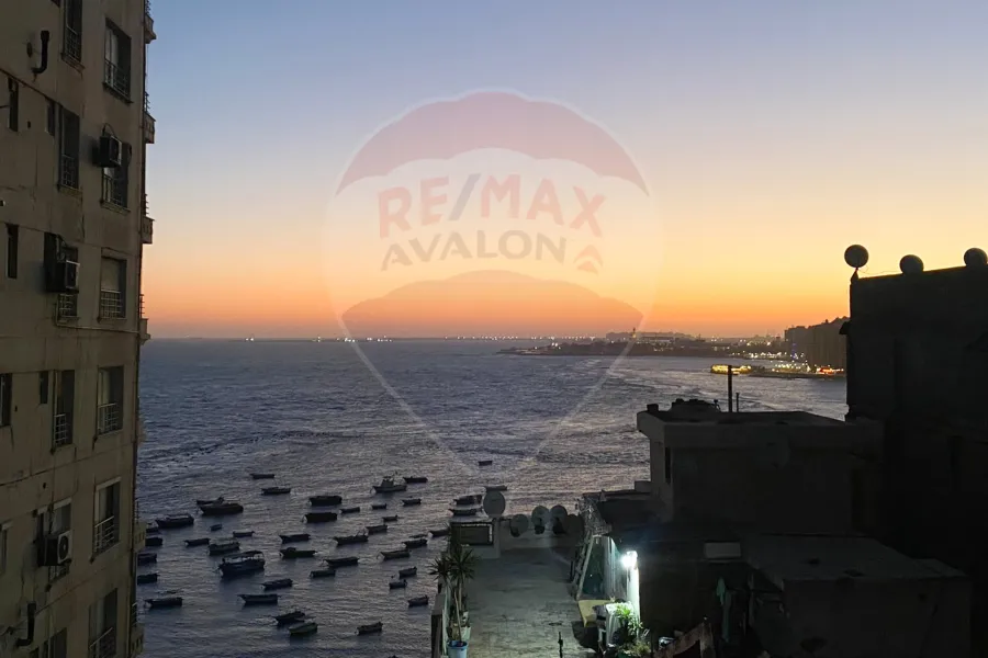 شقة للايجار المفروش 110 م ميامي (تاني نمره من البحر)