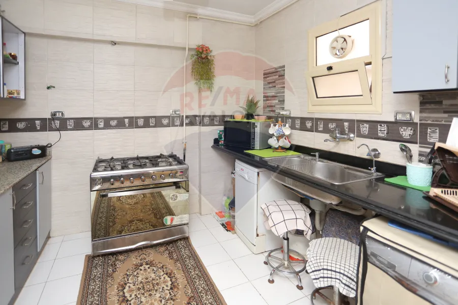 شقة للإيجار المفروش 175م  زيزنيا (خطوات من شارع ابوقير - عمارة براند)