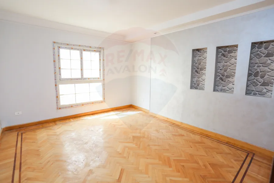 شقة للايجار 195 م رشدي (علي الترام مباشرة)