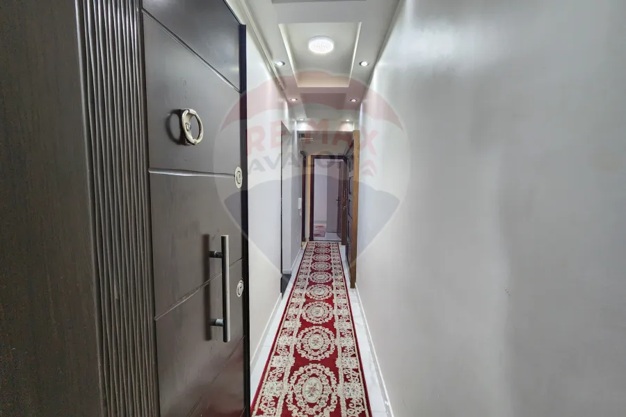 شقة للايجار المفروش 130 م الشاطبي (ش بورسعيد - خطوات من البحر)