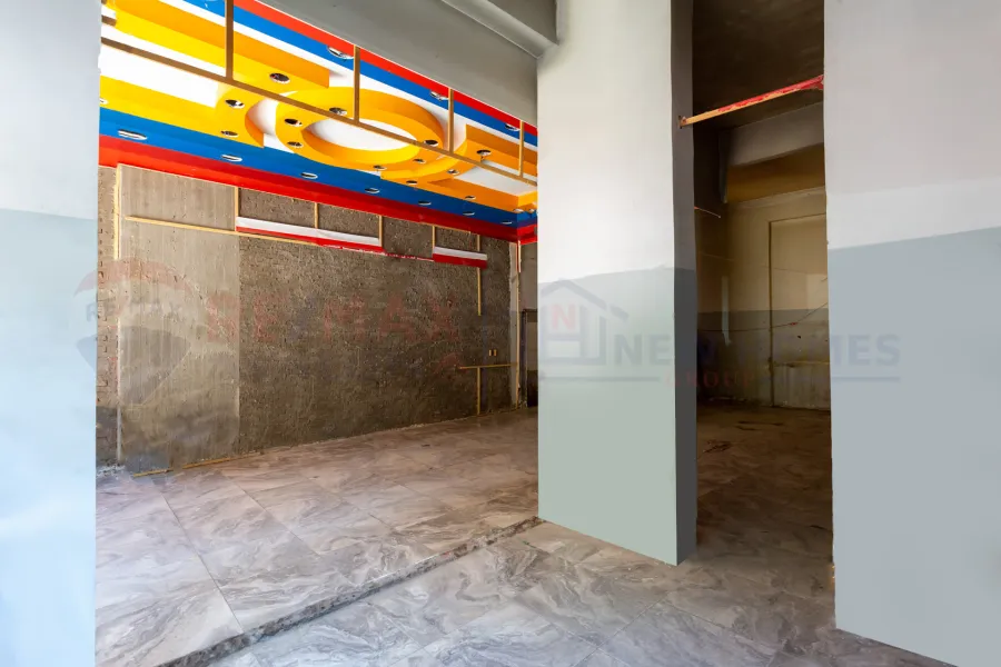 Corner shop for rent 121 m Janaklis (directly on the tram)