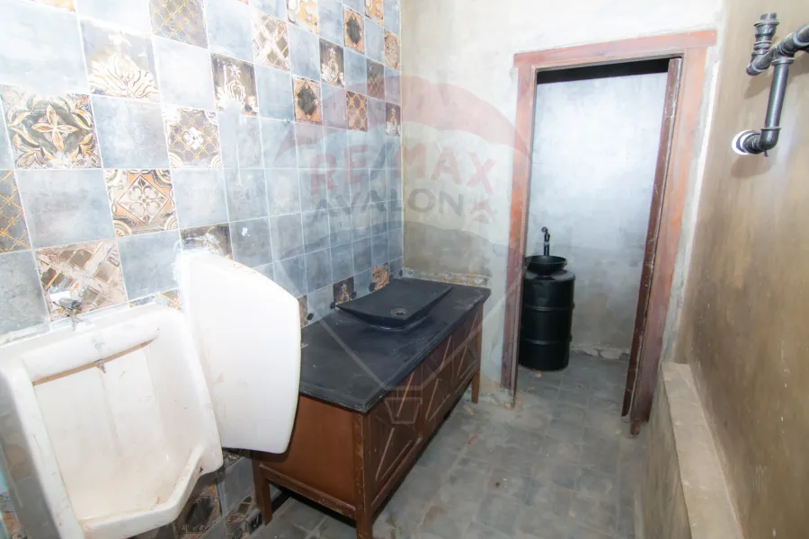 محل + صندرة للبيع 300 م  ستانلي (على البحر مباشر)