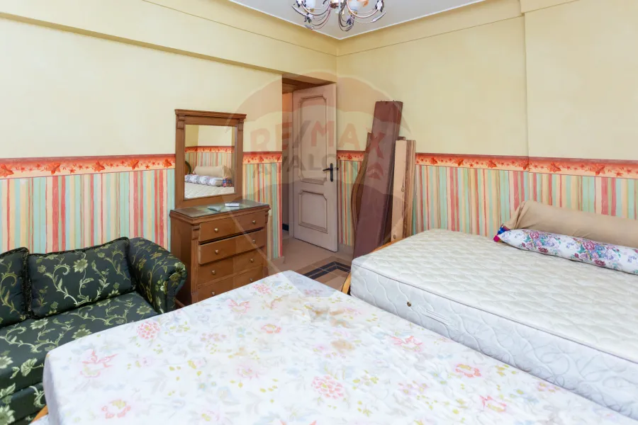 شقة للبيع 175 م السرايا (علي البحر مباشرة)