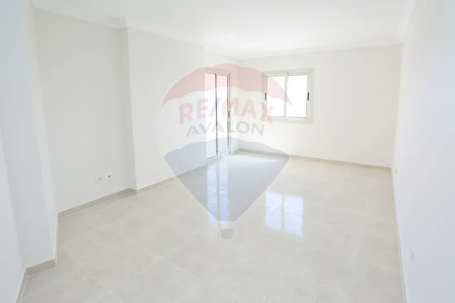 شقة للإيجار  إدارى أو سكنى 205 م سموحه ( ش العشرين الرئيسى ابراج جرين تاورز )