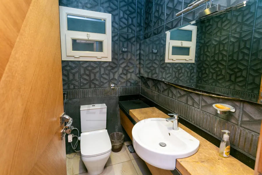 شقة للبيع 250 م الشاطبي (علي الترام مباشرة - خطوات من البحر)