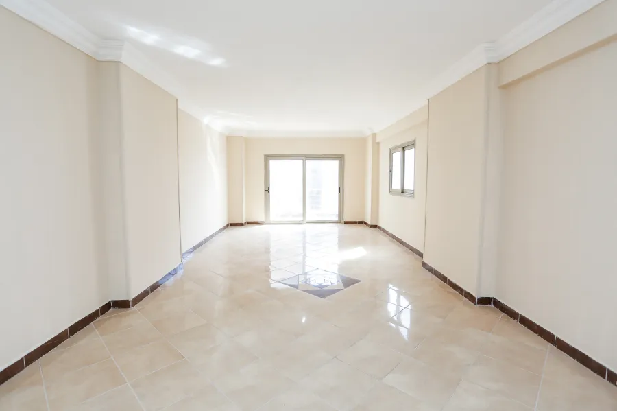 شقة للبيع 210 م السرايا (ثانى نمرة من البحر)