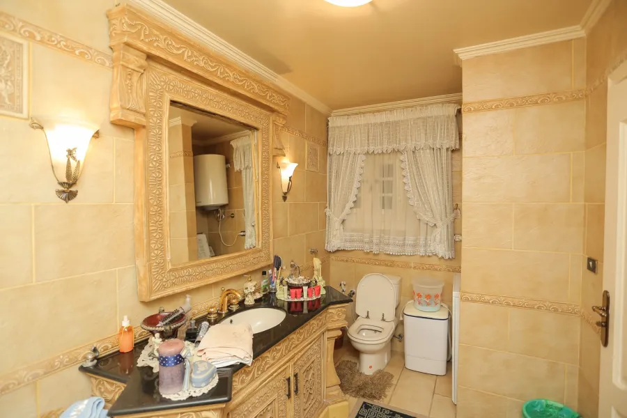 شقة للبيع 277م جليم على الترام مباشرة (ترى البحر)