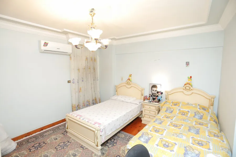 شقة للبيع 277م جليم على الترام مباشرة (ترى البحر)