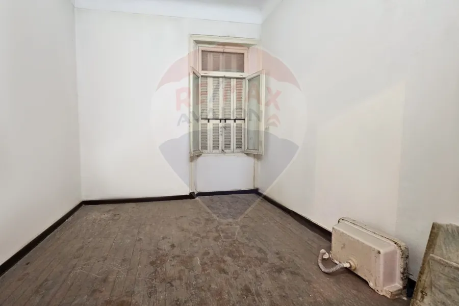 شقة اداري للايجار 200 م الازاريطة (علي الترام مباشرة)