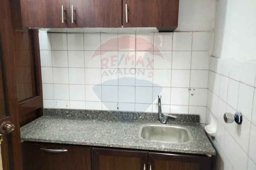 مكتب للايجار 125 م محطة الرمل (تاني نمرة من شارع صفيه زغلول - الباب رقم ڤ5)