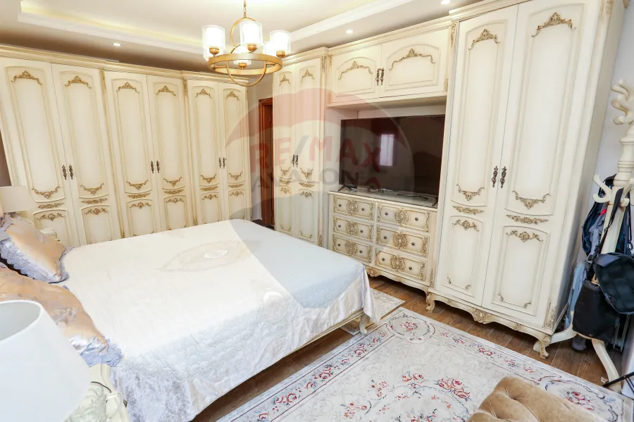 شقة للبيع 195 م زيزينيا ( ش مصطفي عبد الرازق  )