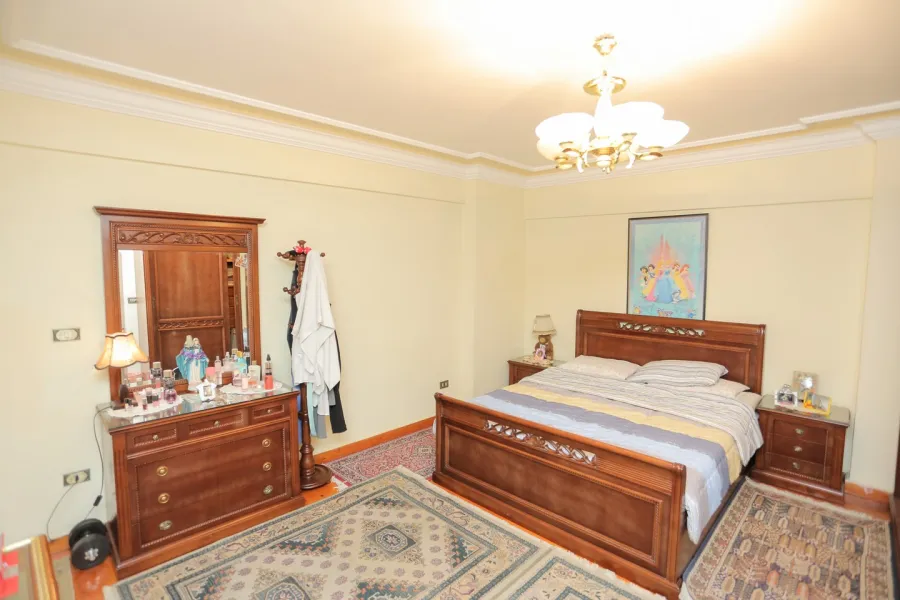 شقة للبيع 277م جليم على الترام مباشرة (ترى البحر)