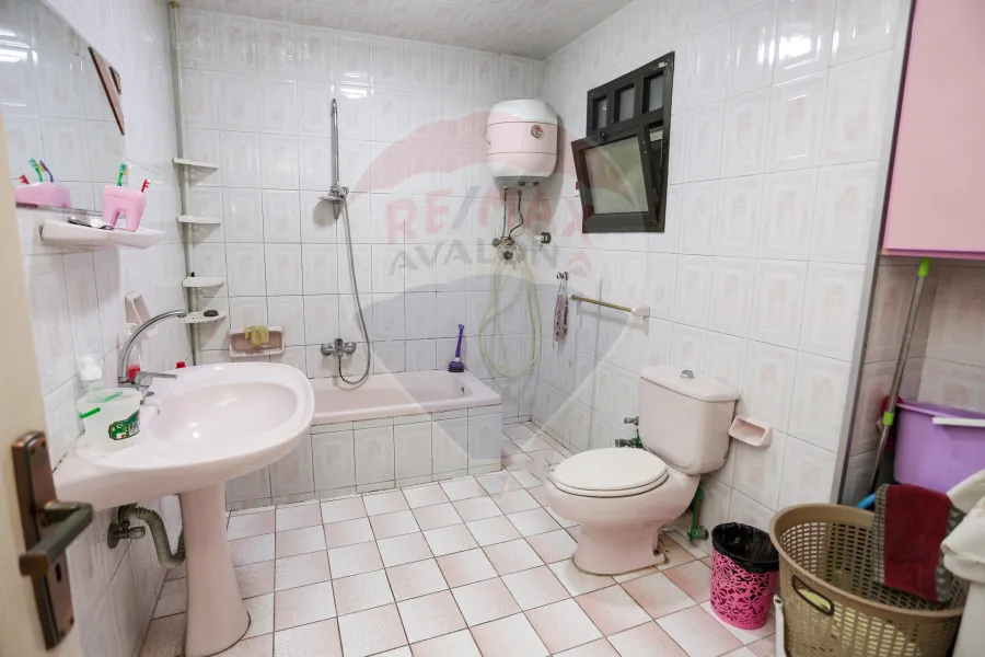 شقة للبيع 200 م سيدي بشر  (ش جمال عبد الناصر)