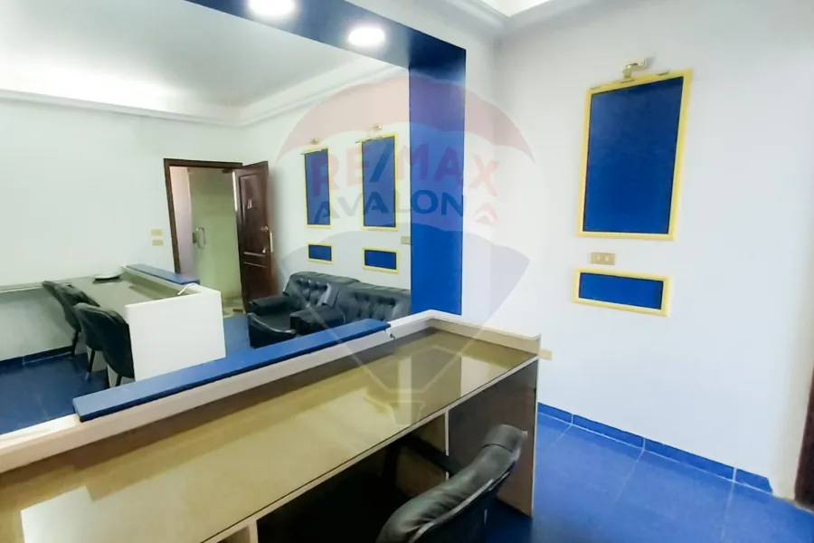 مكتب إداري للبيع 50 م محطة الرمل (شارع كنيسة الأقباط)