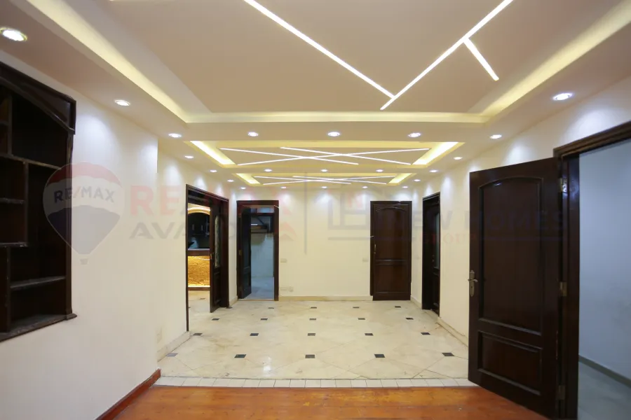 شقة للبيع 200 م زيزينيا (علي الترام مباشرة - برج براند)