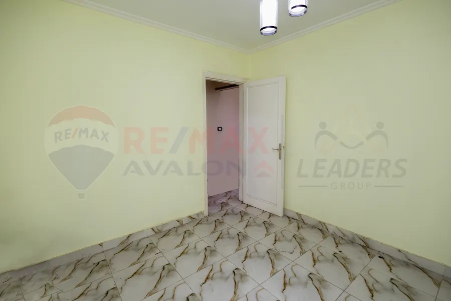 شقة للبيع 187 م كليوباترا (علي البحر مباشرة)