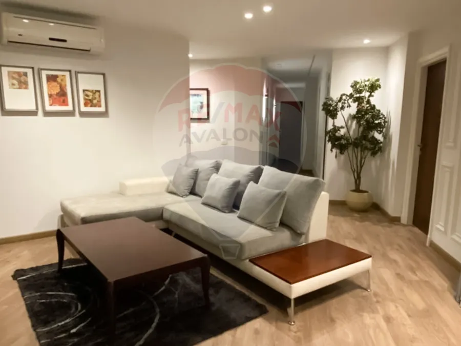 شقة للبيع 240 م رشدي (على البحر مباشرة)